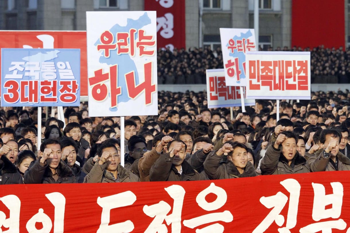 Fotók: Így hallgatták a fegyelmezett tömegek Kim Dzsong Unt