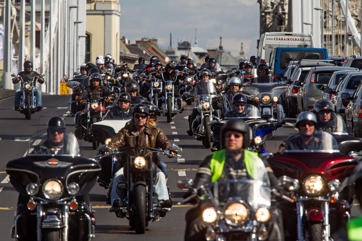 Két harley-s segített utat törni egy mentőautónak a budai alsó rakparton