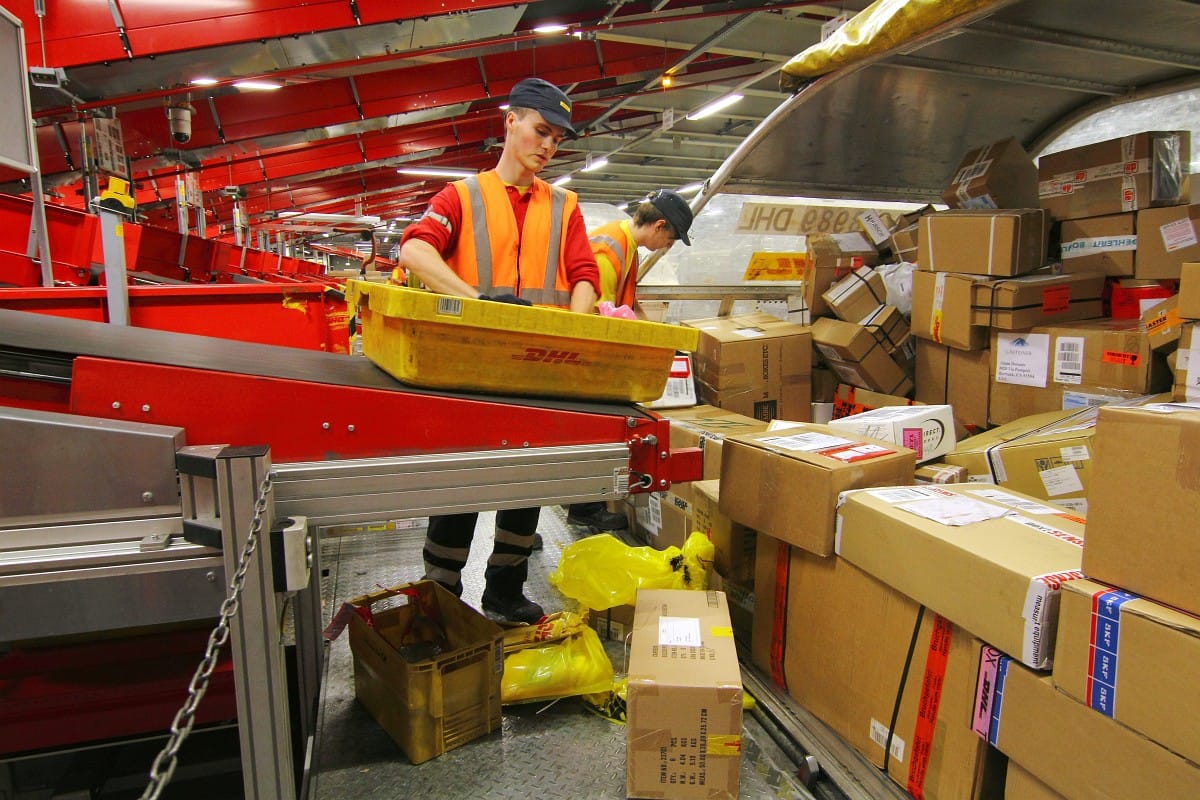 Drágább lesz csomagot küldeni a DHL-lel