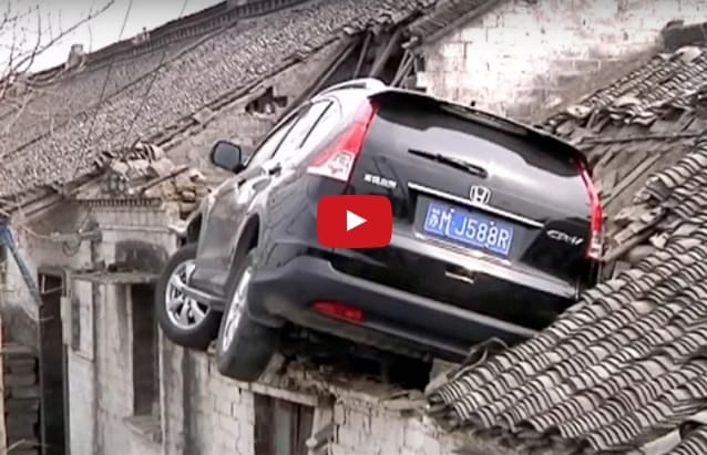 Háztetőről kellett leszedni a balesetező Honda CR-V-t – videó