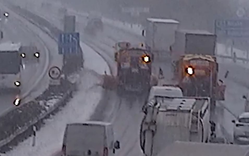 A havazás miatt óvodára és vasúti sínekre dőlt fák adnak munkát a tűzoltóknak