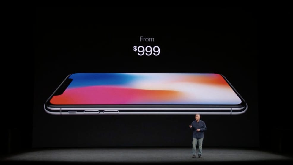 Diákmunkások dolgoznak az iPhone X összeszerelésén
