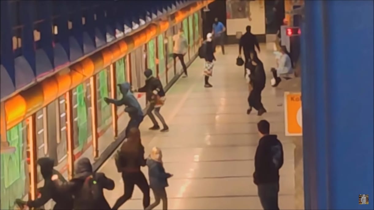 Összefújta graffitivel egy banda a prágai metrót, az utasok összeverekedtek velük – videóval