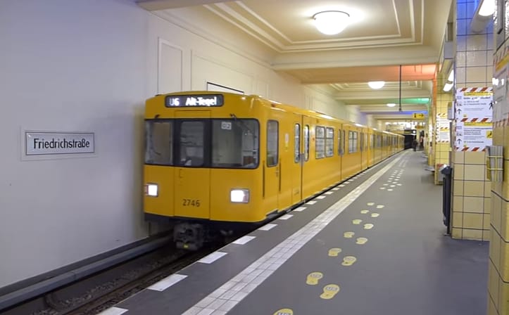 Pénzzel teli táskát talált a berlini metrón egy iraki lány, happy end lett a vége