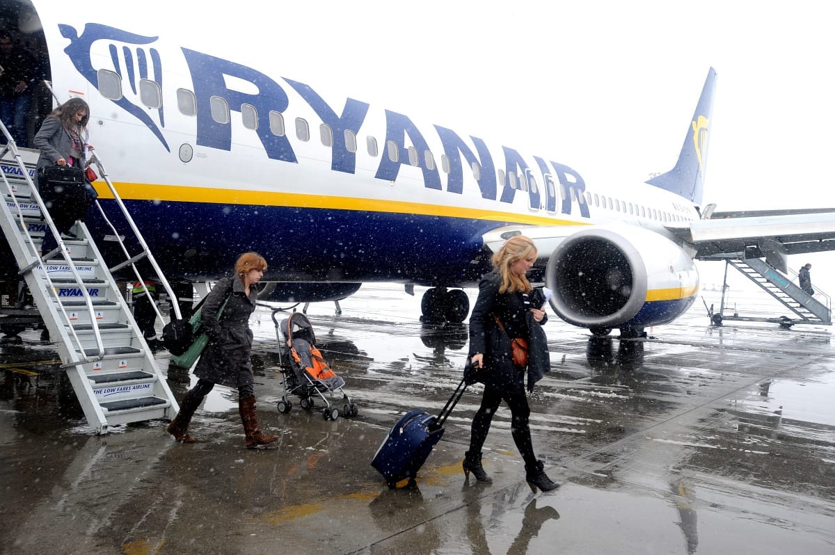 Kordonok közt váratja a betonon a ferihegyi utasokat a Ryanair
