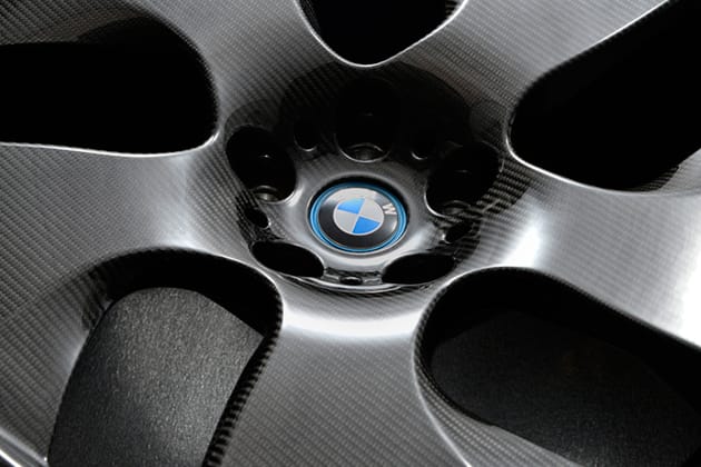 Lehet eldobni a könnyűfém felniket, a BMW már karbonban nyomul