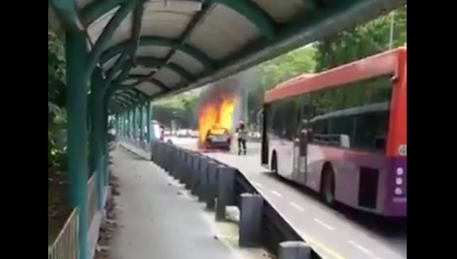 Égő autót próbáltak eloltani a tűzoltók, de felrobbant a kocsi – videó