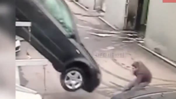 Videó: ezért kell behúzni a kéziféket, ha emelős rámpára parkolunk