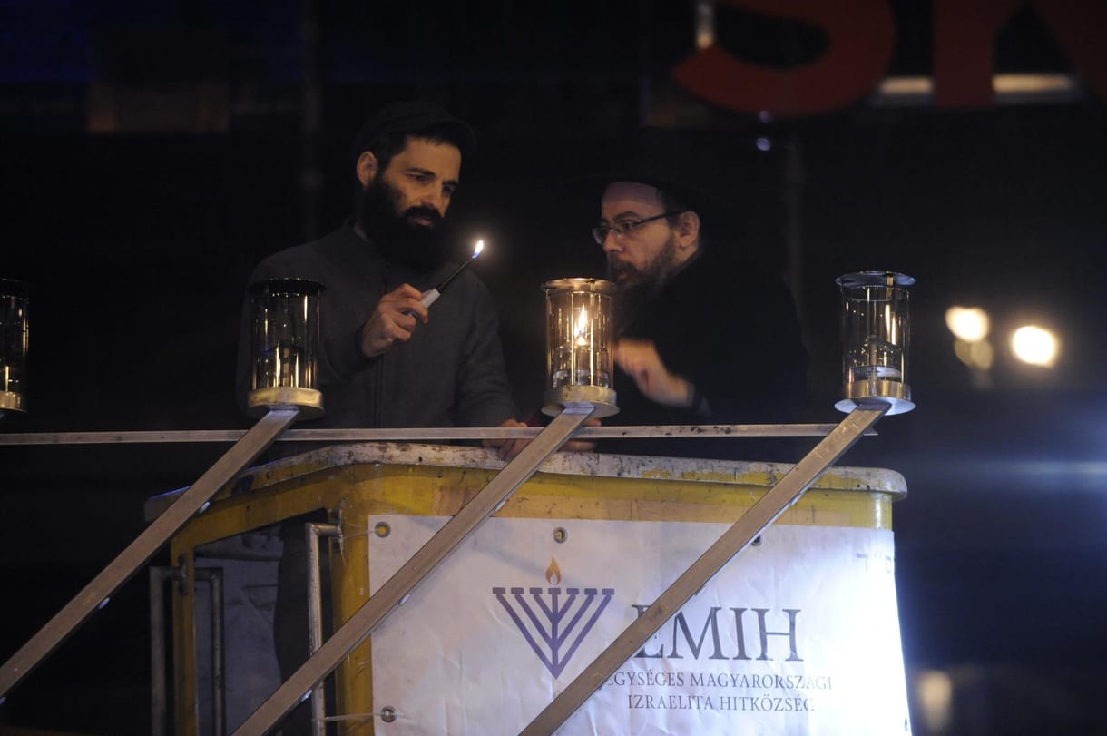 Röhrig Géza gyújtotta meg a második hanukagyertyát a Nyugati téren - fotó