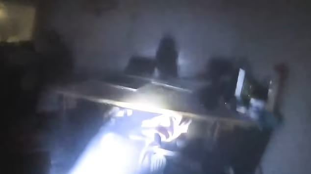 Asztal alatt kuporgó, sebesült katonanőket végeztek ki hidegvérrel a Hamász terroristái egy videó szerint
