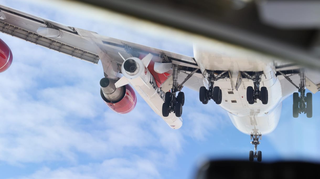 Hatalmas rakétával a szárnya alatt szállt fel a Virgin repülőgépe – videó