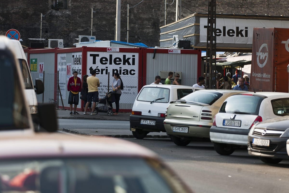 Bontják a teleki téri piacot