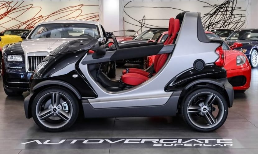 Teteje, szélvédője és ajtaja sincs ennek a kis eladó időgép Smartnak