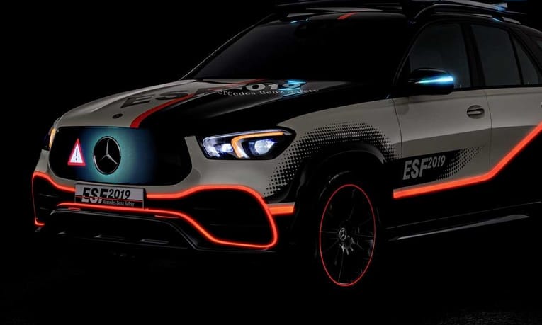 Apró robottal gurítja ki az elakadásjelző háromszöget az új Mercedes