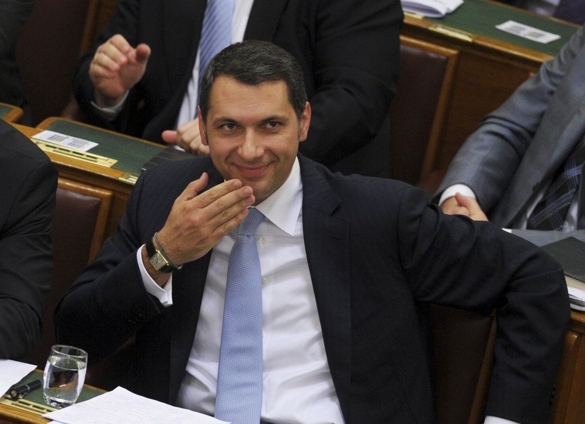 Orbán pénzeszsákján ül, és kormányfőként irányít Lázár