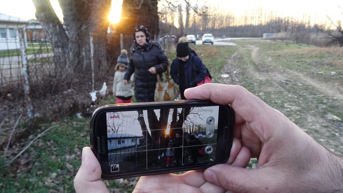 Mihez kezd egy menekült család három mobiltelefonnal?