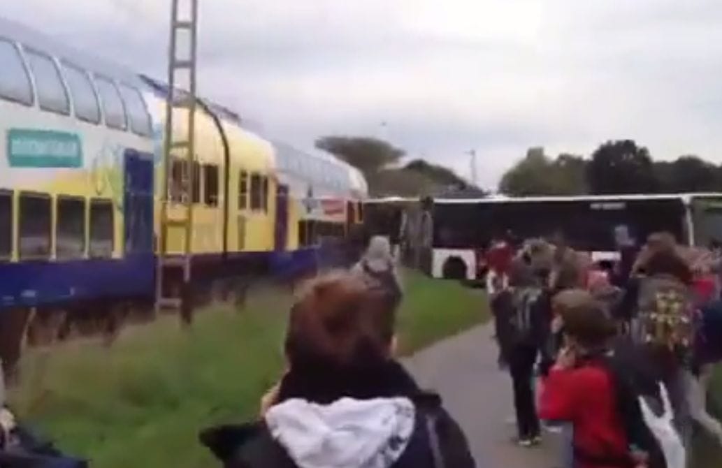 Iskolabusznak ütközött egy vonat Németországban - videó
