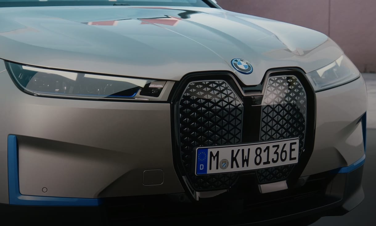 Hatszögletű kormány, 600 kilométeres hatótáv: itt a BMW iX villanyautó