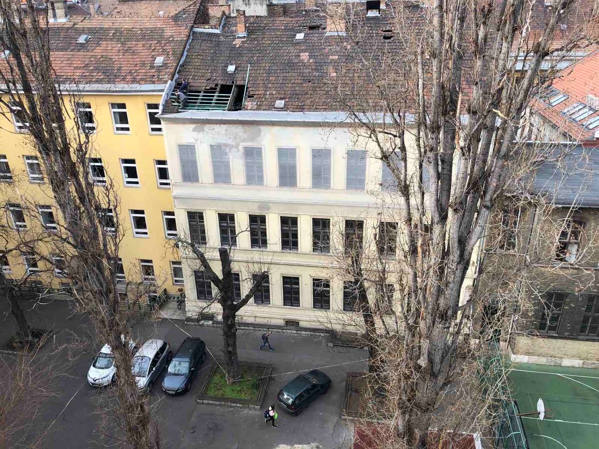 Egyre veszélyesebb az V. kerületi iskola mellett omladozó, NER-milliárdos kezében lévő épület