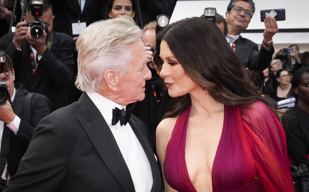 Meztelen fotóval lepte meg a férjét (és rajongóit) Catherine-Zeta Jones