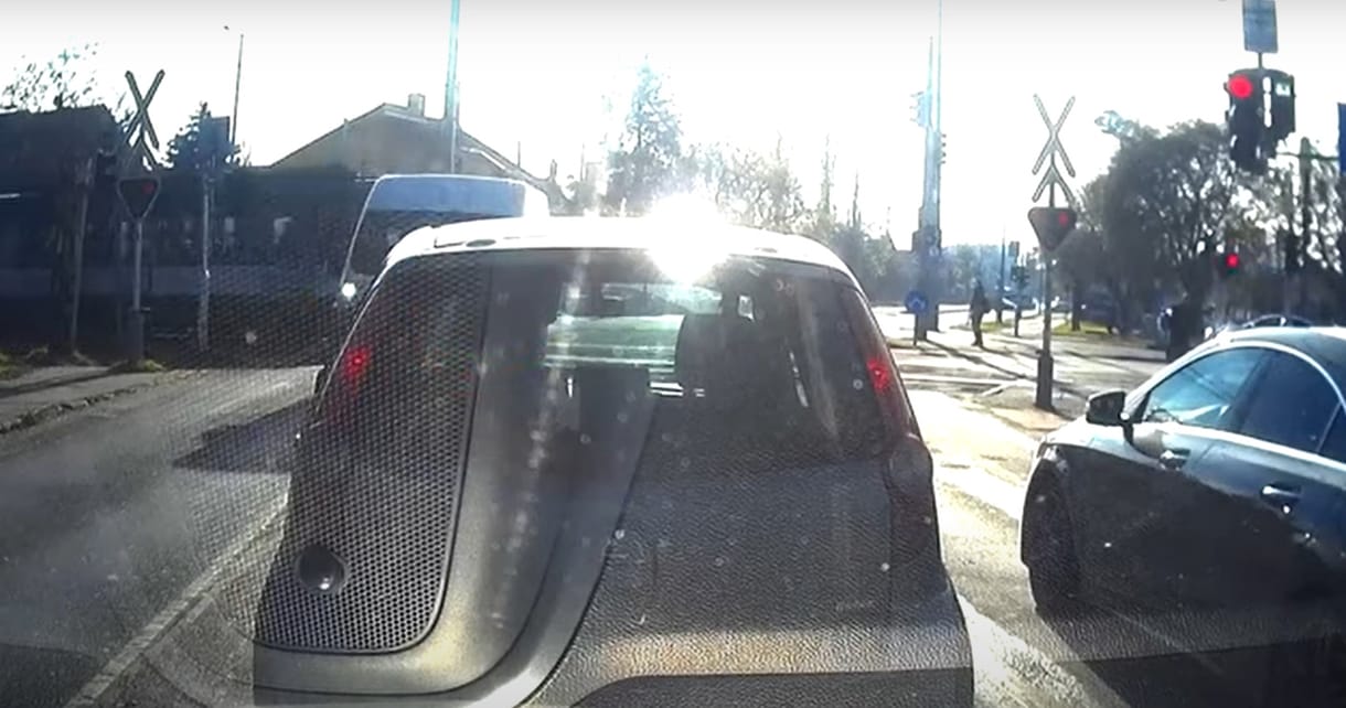 Néhány centin múlt a tragédia: épphogy elkerülte a HÉV-et egy furgon - videó