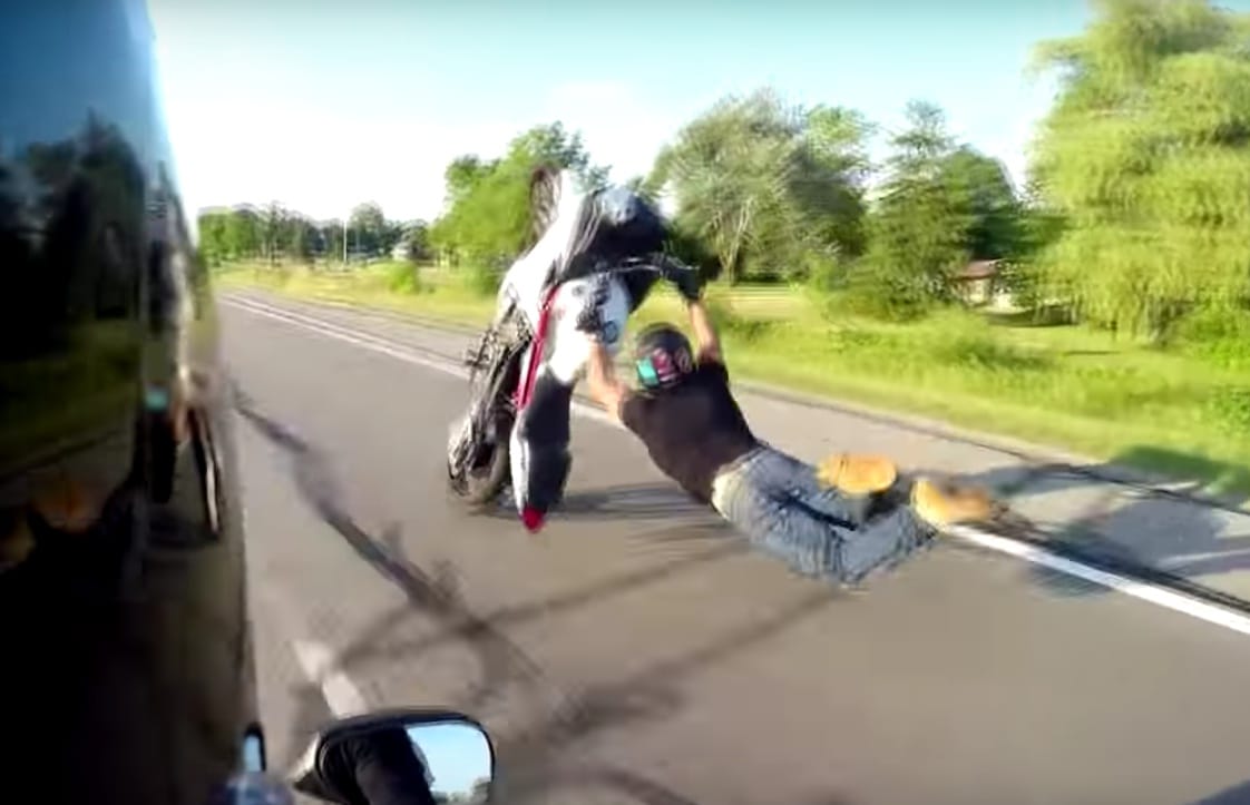 Hatalmasat bukott a motoros, aki egykerekezni próbált – videó