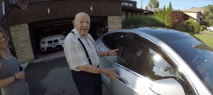 A nap videója: először utazott Teslában a 97 éves nagypapa, és imádta