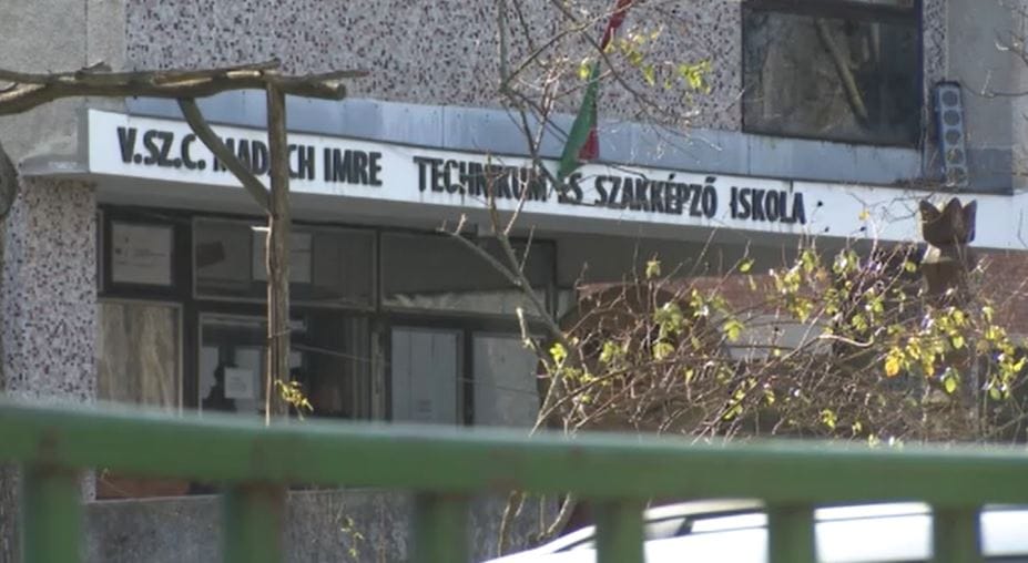 Hónapok óta a diákok és a tanárok takarítanak egy gödöllői iskolában