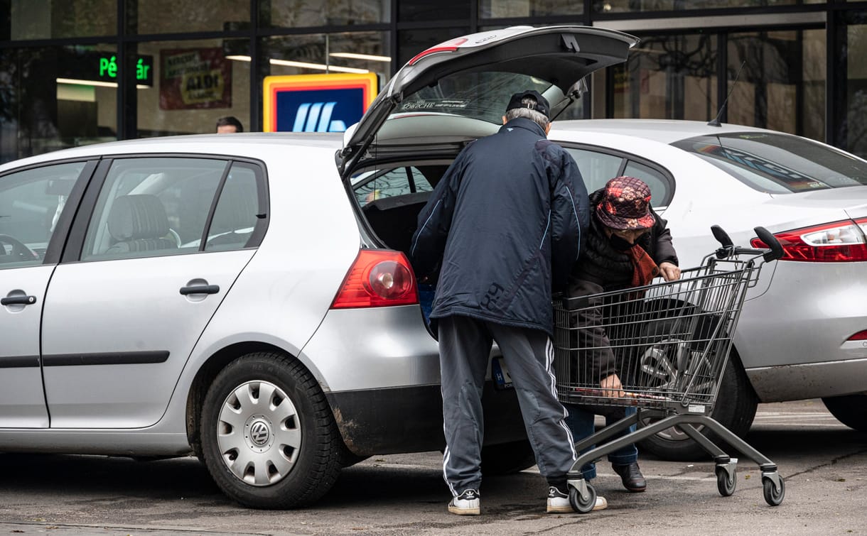 A Magyar Közlönyben is kihirdették az idősek vásárlási sávjának végét