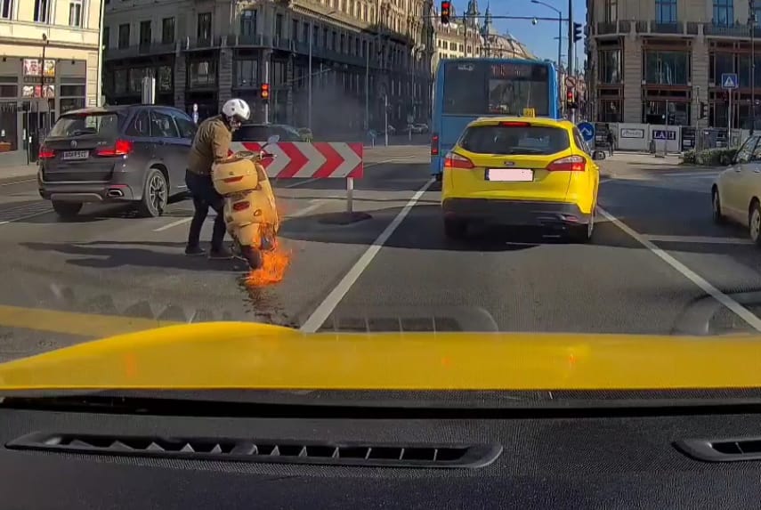 Kigyulladt robogójával küzdött egy motoros az Erzsébet hídon – videó