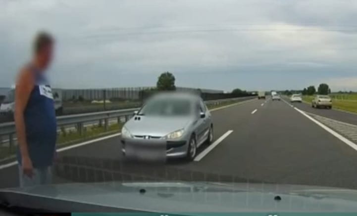 Sikerült meggyőzni egy autóst az M4-esen, hogy szemben hajt a forgalommal