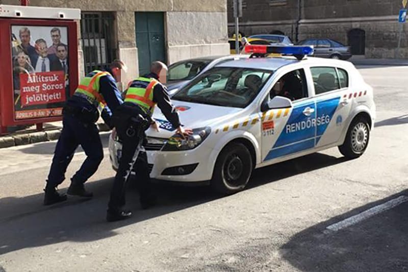 Fotó: Rendőrök toltak egy lerobbant rendőrautót reggel a belvárosban