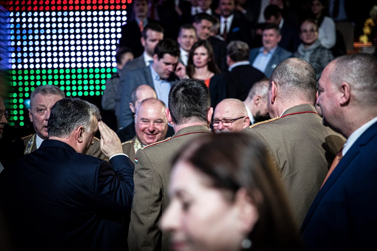 Öt éve még Orbán évértékelőjén ült egyenruhában a vezérkari főnök, aki most Ruszin-Szendi Romulusz pártszereplését kritizálja