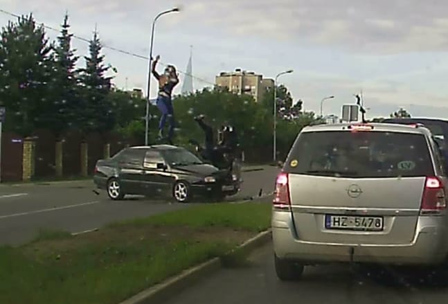 Ezért kell a bukósisak: most épp Lettországban mentett meg két életet – videó