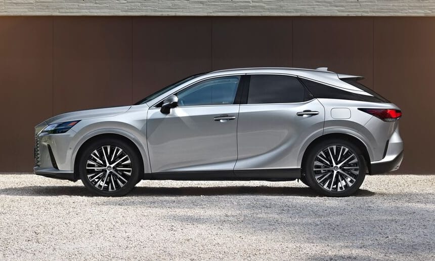 371 lóerős turbó hibridként debütált az új Lexus RX