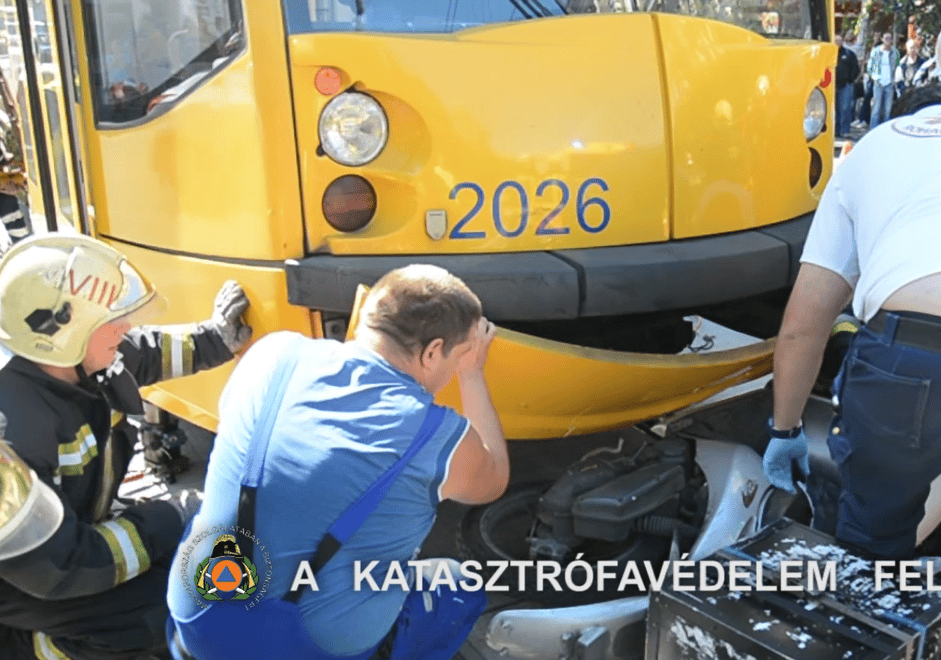 Videó: Így küzdöttek a villamos alá szorult robogósért