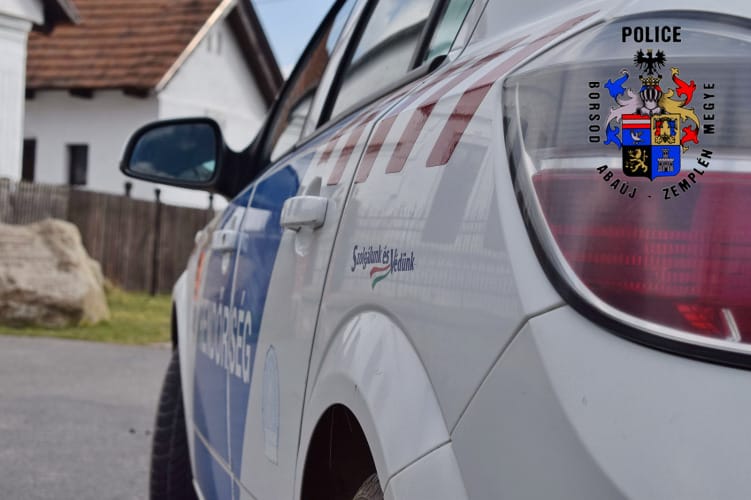 Térdig begipszelt lábbal, jogosítvány és forgalmi nélkül vezetett egy sofőr