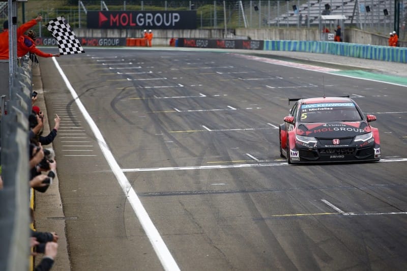 Videó: Egy kis tanulmány, hogy megy Michelisz Norbi a Slovakiaringen