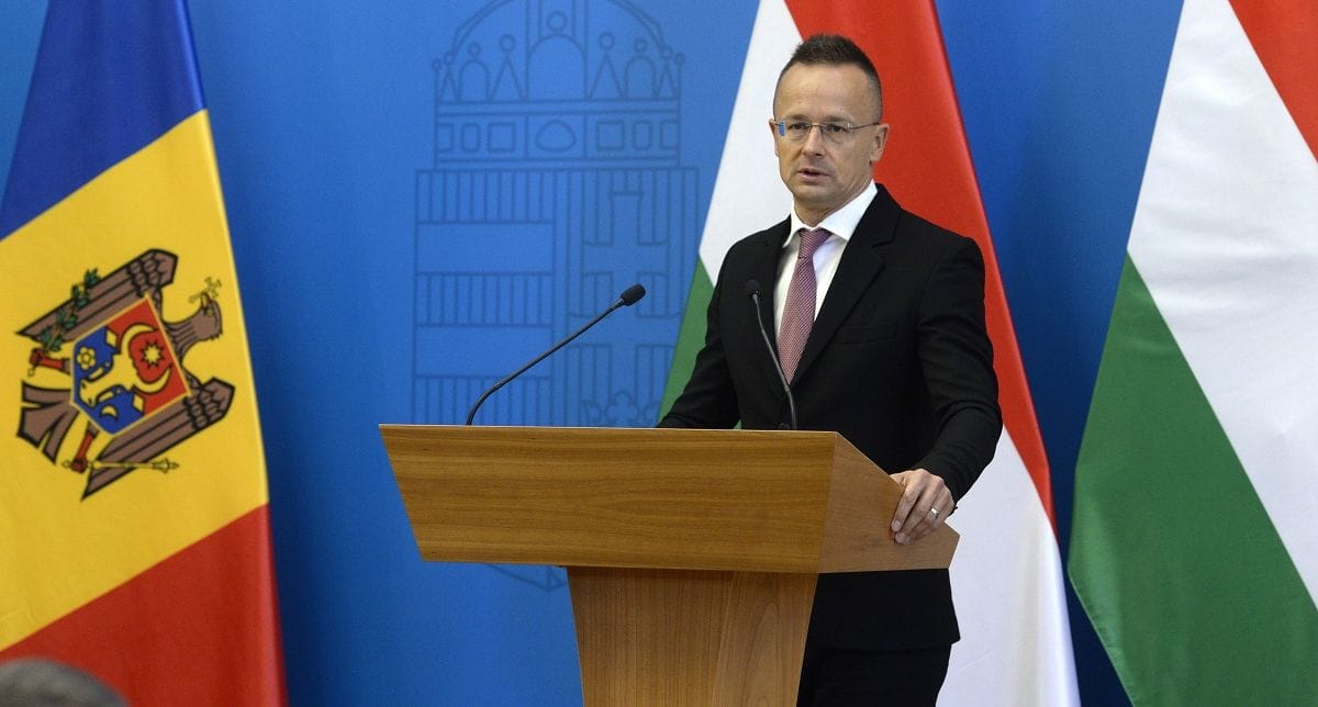 Már az se elég jó Szijjártó Péternek, hogy az ukránok levették az OTP-t a szégyenlistájukról