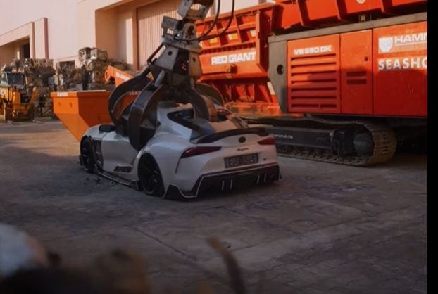 Roncstelepen zúzták be egy utcán driftelgető autós Toyota Supráját Katarban – videó