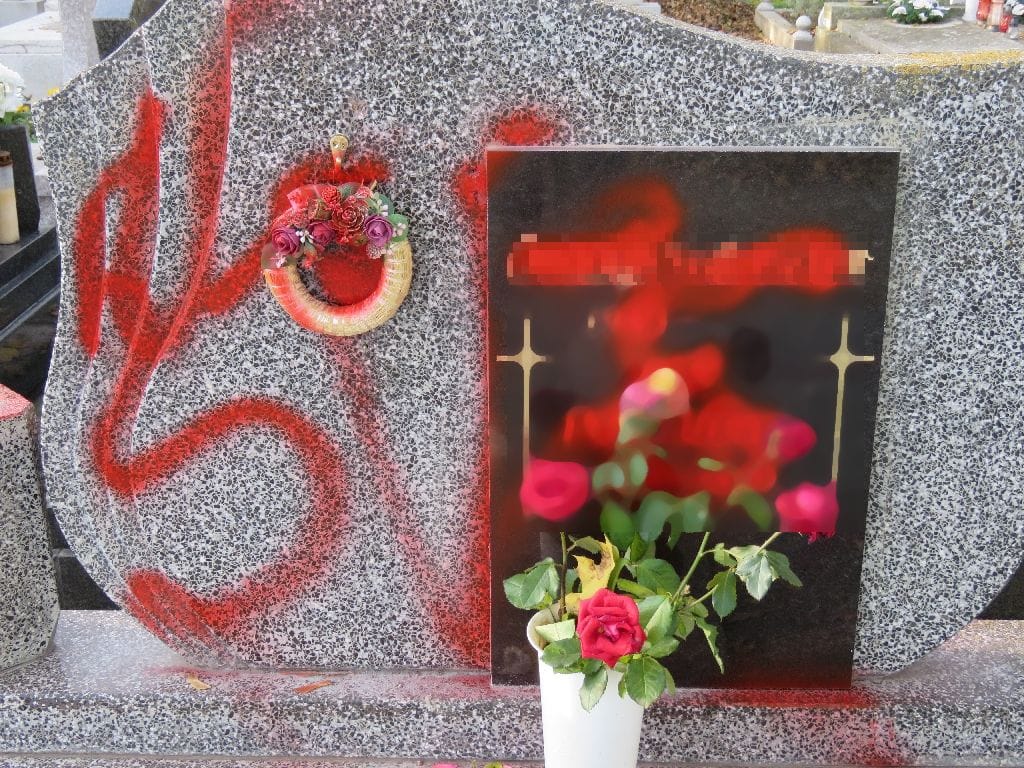 Összefújta festékszóróval a haragosa sírját egy idős nő Röszkén