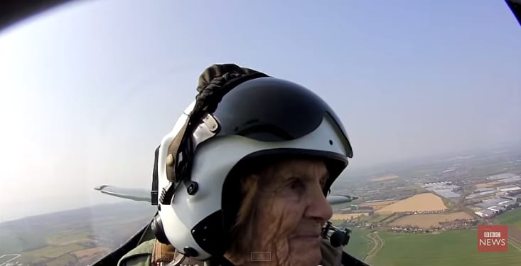 Videó: Ilyen, amikor újra repül egy 92 éves háborús veterán pilótanő