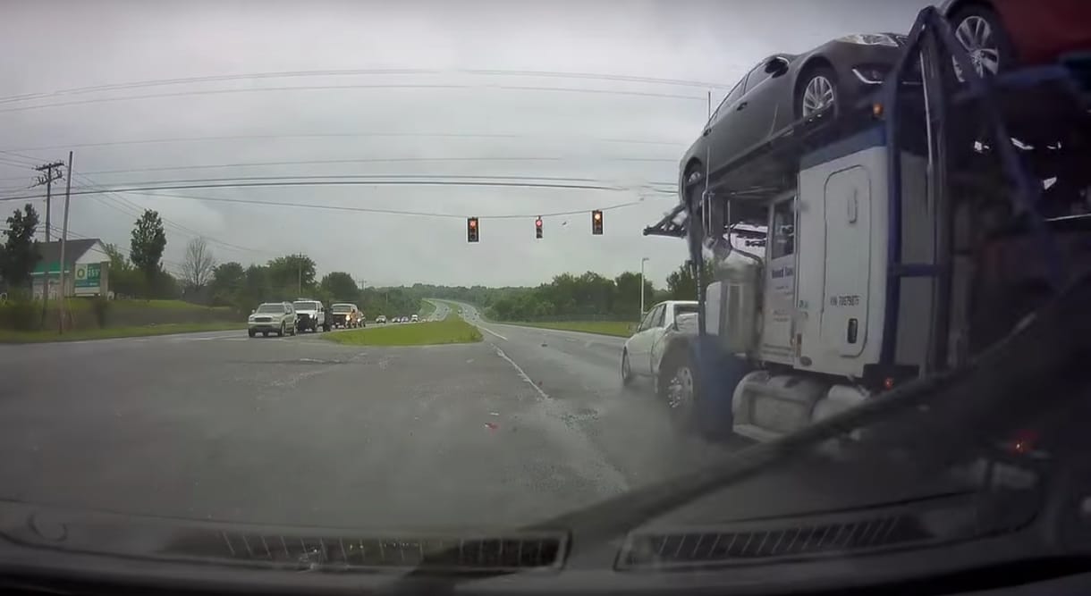 Felöklelte a kamion a Toyotát és az egész kereszteződésen áttolta – videó