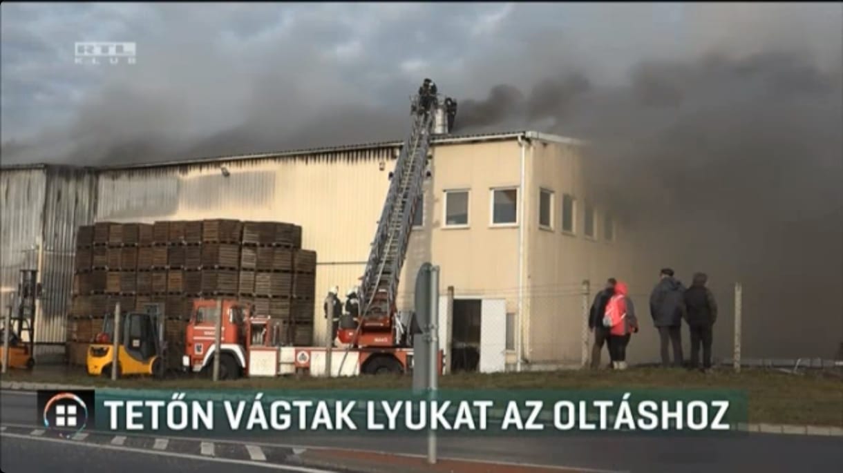 Egy óriási raktárépületet emésztettek fel a lángok Makón