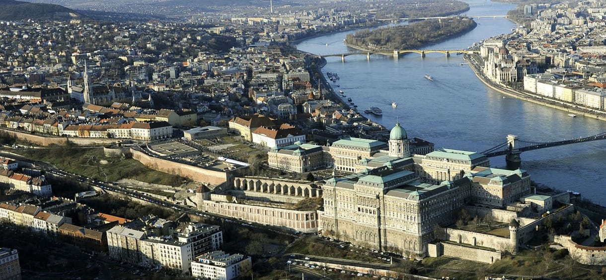A korábbi polgármester dönthette el, mely éttermek vendégei parkolhatnak ingyen a Várban