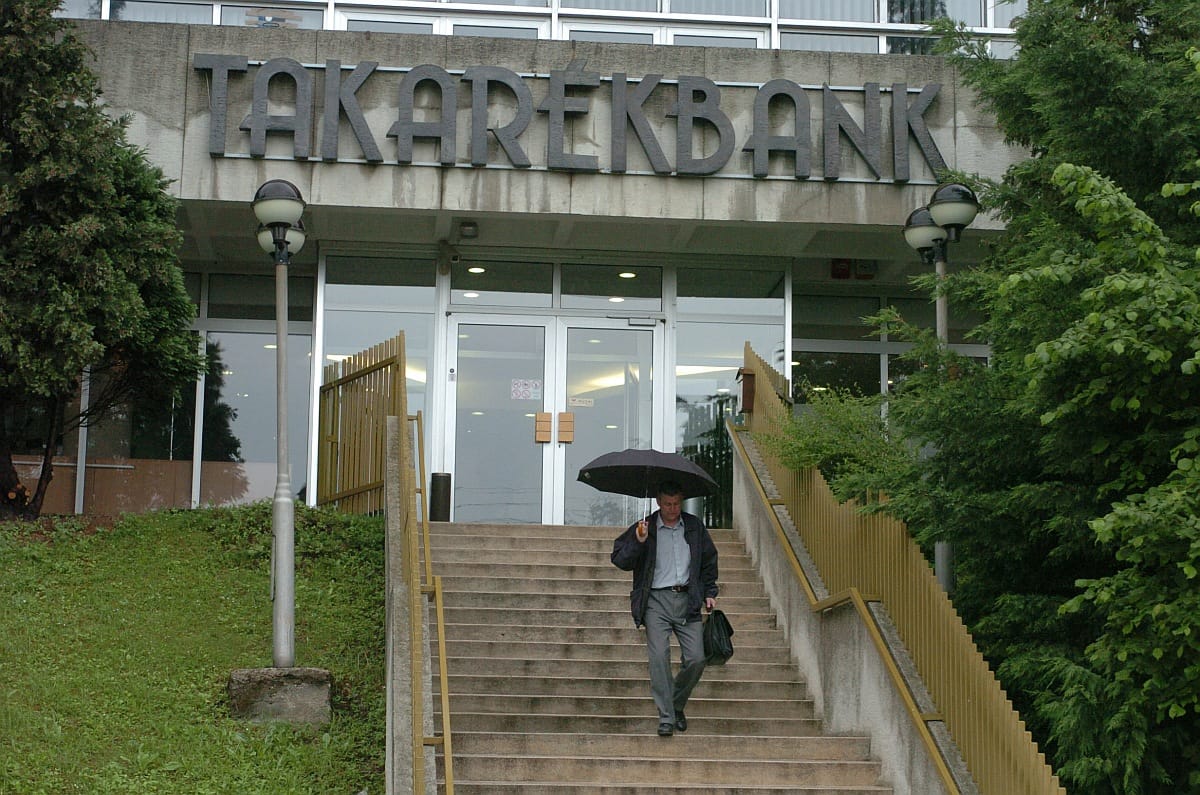 Március végéig eladja az állam a Takarékbankot