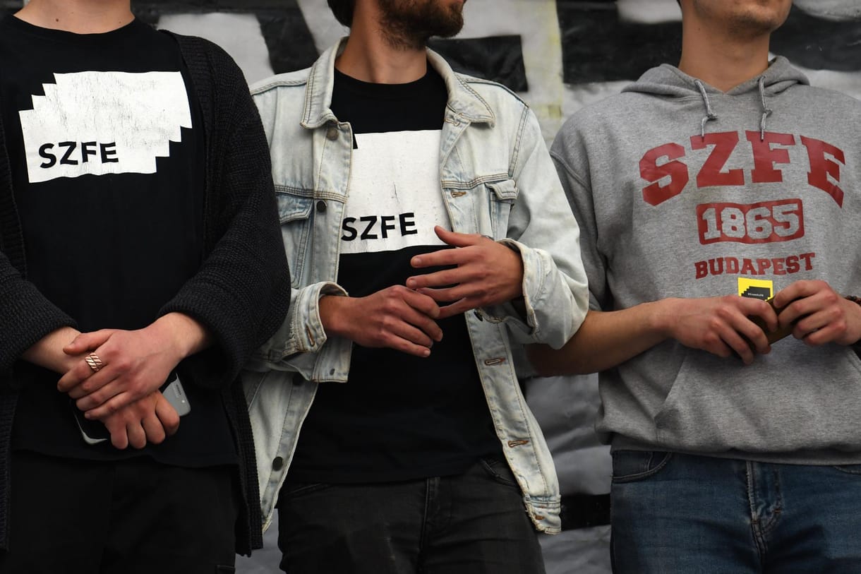 Teljes osztályok hagyják ott a színművészetit