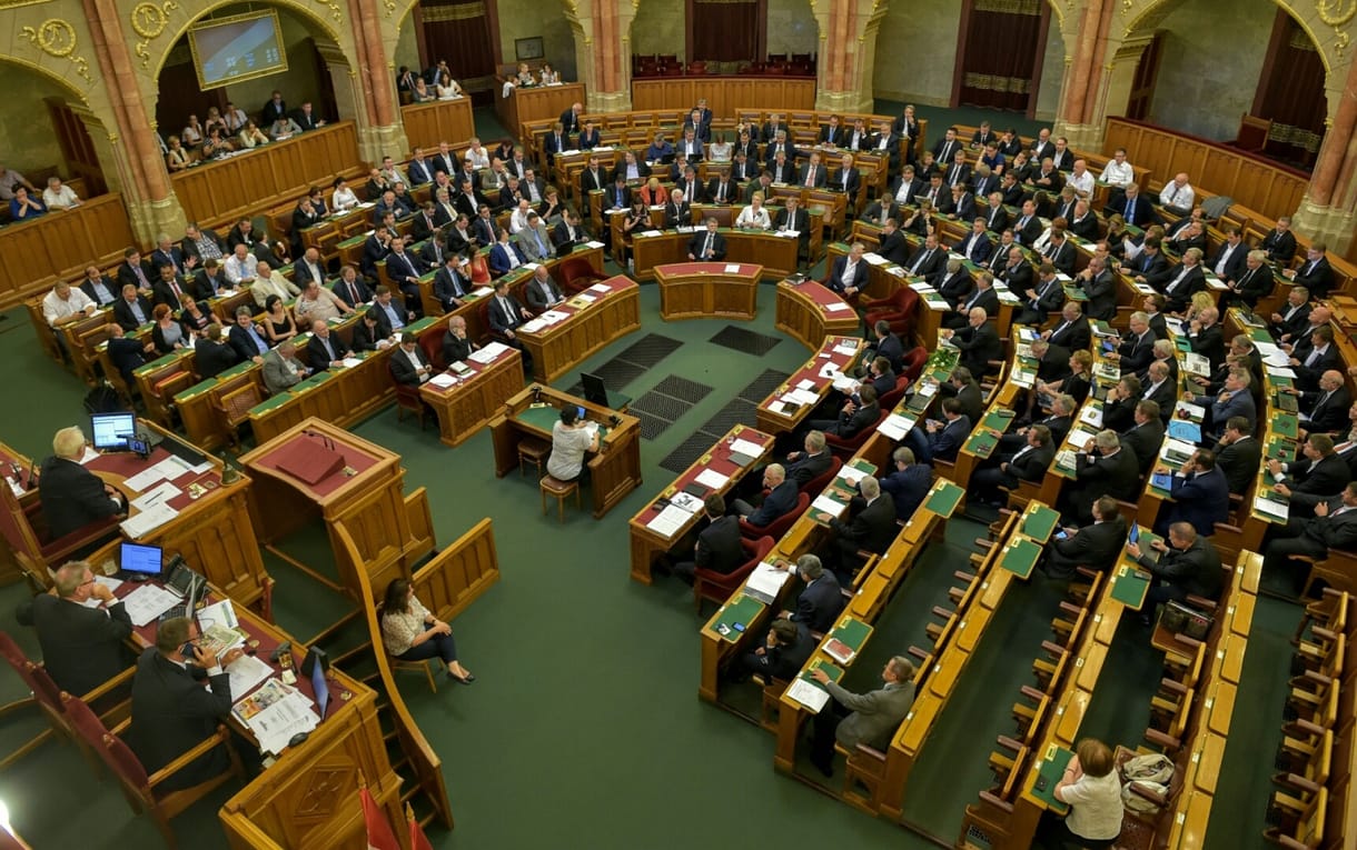 Esélytelennek látszik a hétfőre összehívott rendkívüli parlamenti ülés