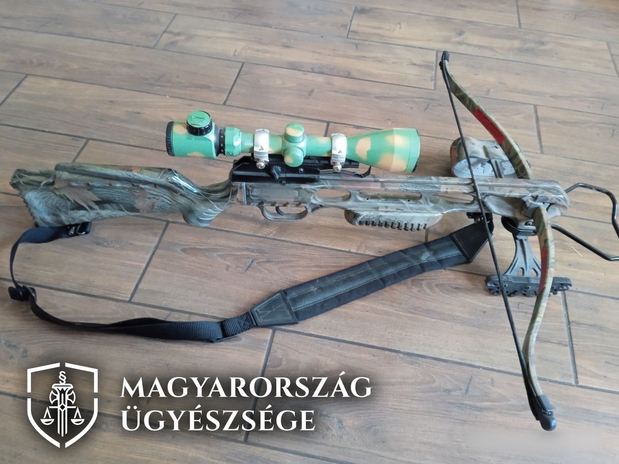 Nyílpuskával fenyegette a rendőröket, ezért előzetesbe került egy 20 éves férfi