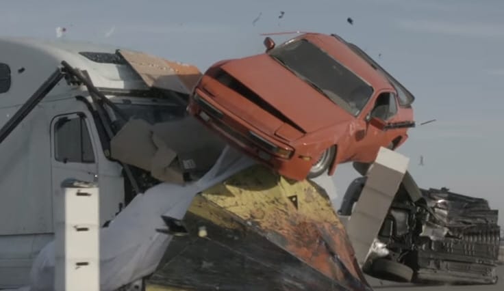 Így gázol át egy kamion húsz autón, majd szinte mindenen, ami elébe kerül – videó